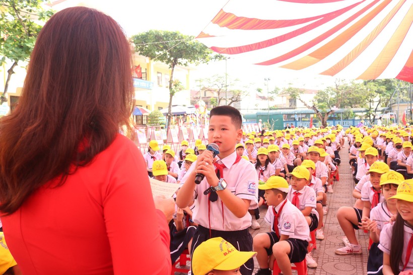 Học sinh Hoàng Thần Đồng trả lời câu hỏi của cô giáo.