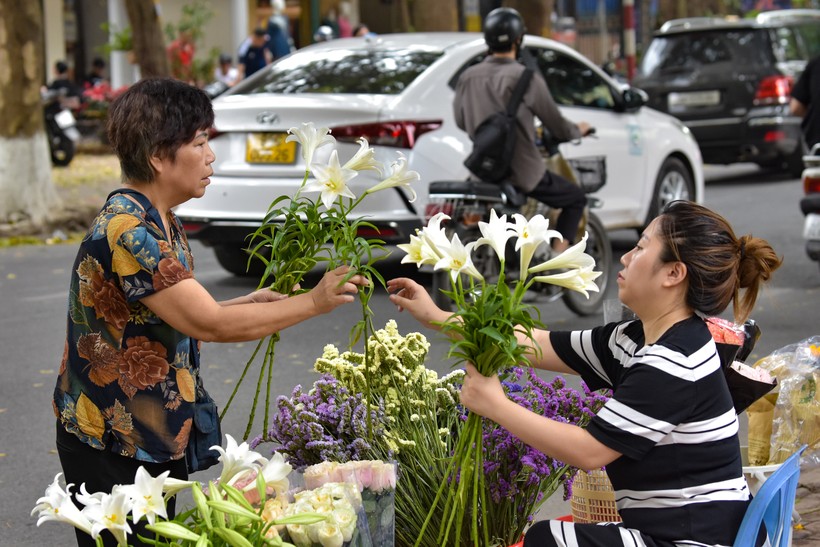 Dù hoa loa kèn không mang màu sắc rực rỡ như hoa hồng nhưng sắc trắng mang đến cho chúng vẻ đẹp tinh khiết rất riêng.