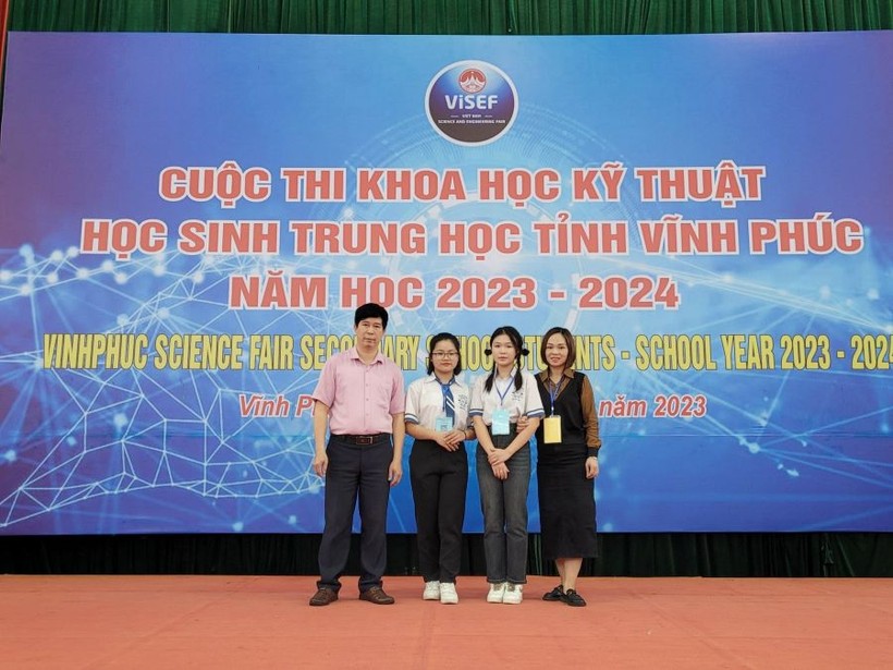 Cán bộ, giáo viên và học sinh Trường THCS Trung Nguyên tại cuộc thi khoa học kỹ thuật tỉnh Vĩnh Phúc năm học 2023 - 2024.