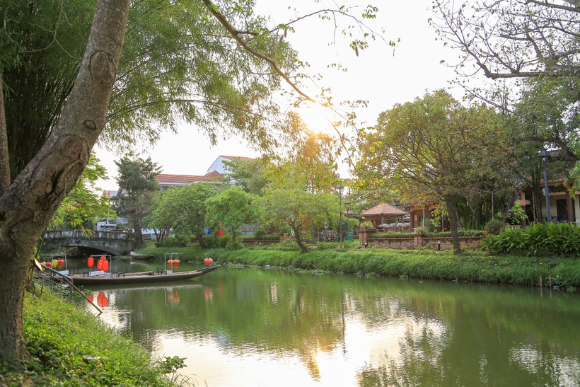 Xung quanh cầu có đồng ruộng, chợ, đường làng, lối xóm, nhà vườn, và những lũy tre xanh soi mình dưới mặt nước.