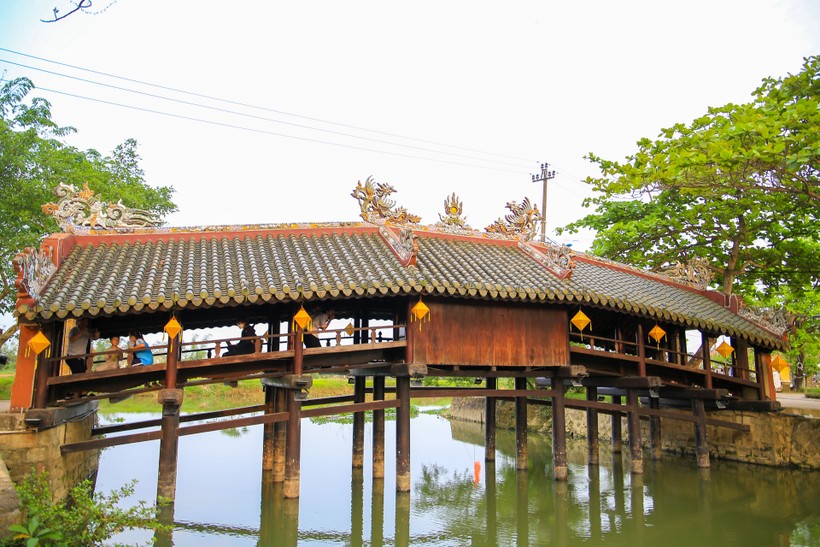 Cầu bắc ngang qua một con kênh, là nơi để người dân và du khách hóng mát vào mùa Hè, hoặc tạm trú tránh mưa.