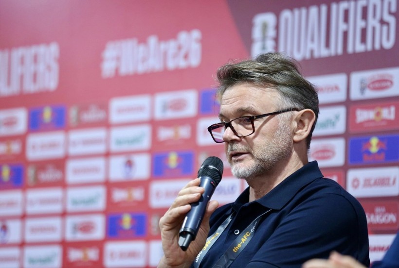 Huấn luyện viên Troussier phát biểu sau trận Việt Nam thua Indonesia 0-3. Ảnh: INT