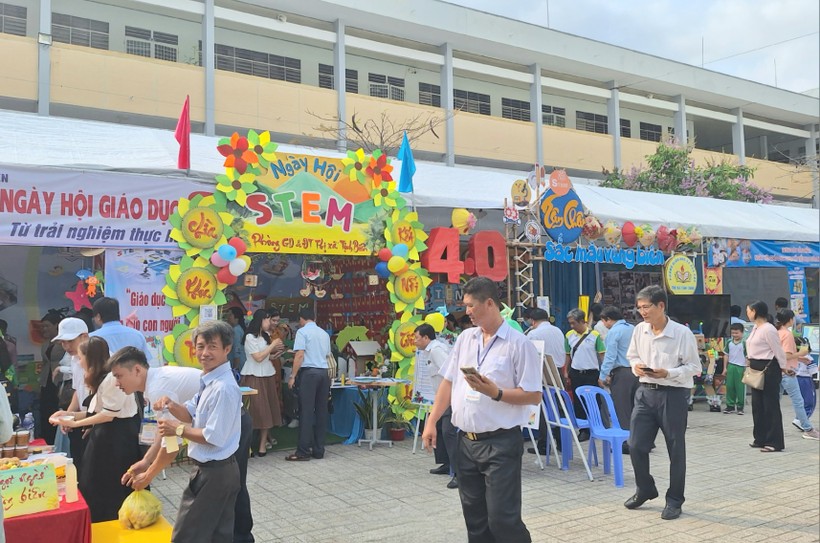 Các gian hàng trưng bày sản phẩm STEM tại Ngày hội.