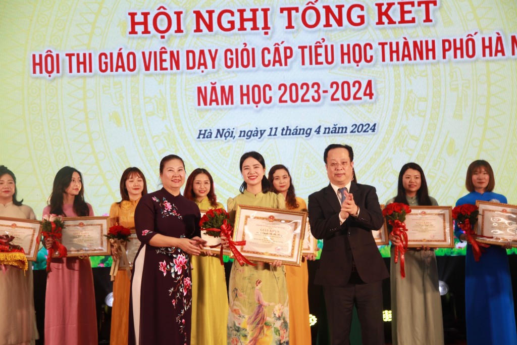 Hà Nội khen thưởng 150 giáo viên dạy giỏi cấp tiểu học