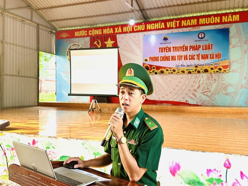 Cán bộ biên phòng thông tin về cách nhận biết các loại ma túy.