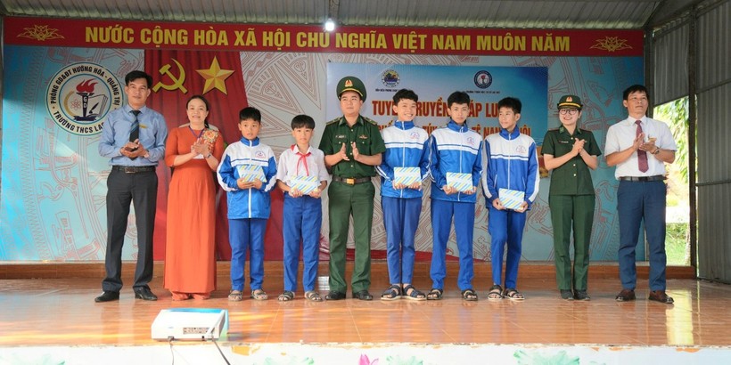 Bộ đội biên phòng tặng quà đến học sinh. Ảnh: Văn Sáu