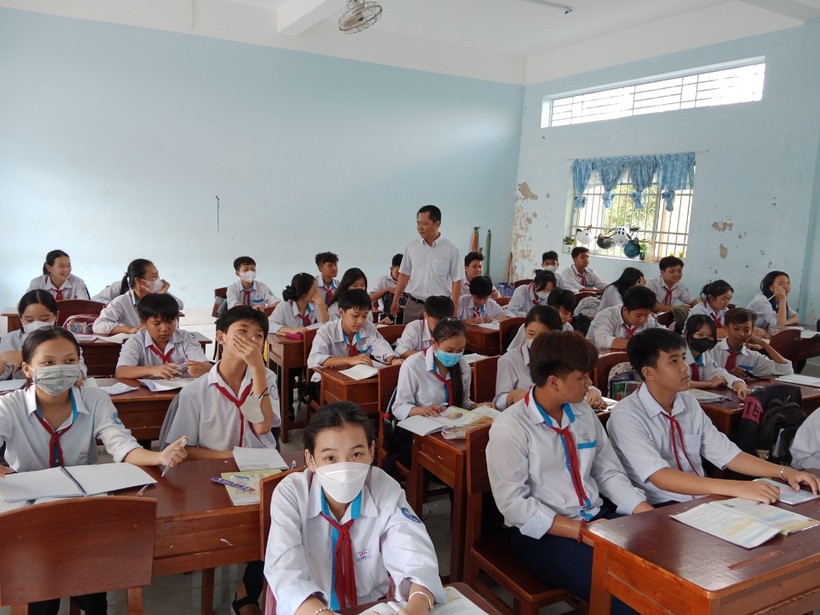 Thầy Hồ Xuân Vũ hướng dẫn học sinh trong lớp ôn tập.