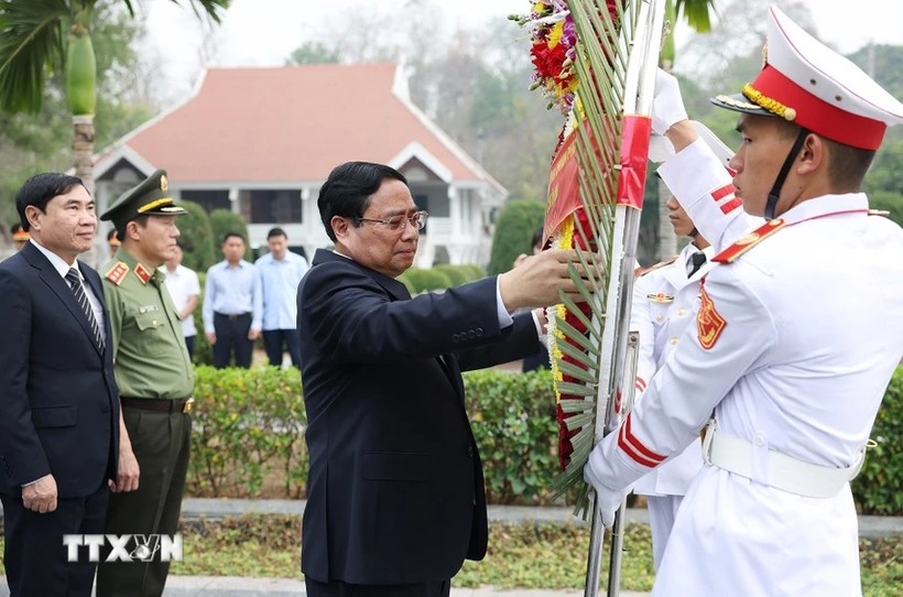 Thủ tướng Phạm Minh Chính và đoàn công tác đến dâng hương, hoa tưởng niệm các Anh hùng liệt sỹ tại Nghĩa trang Liệt sỹ A1. (Ảnh: Dương Giang/TTXVN)