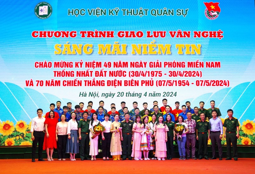 Chương trình giao lưu văn nghệ ‘Sáng mãi niềm tin’ thành công tốt đẹp.