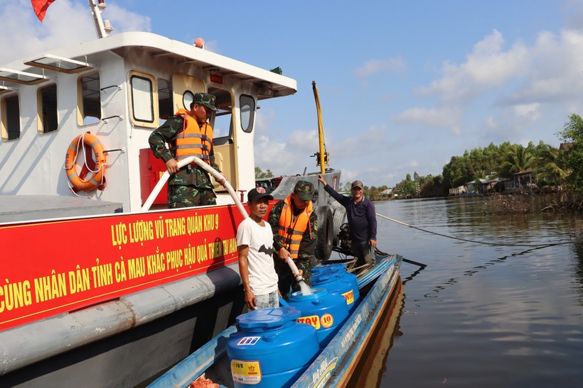 Lực lượng vũ trang Quân khu 9 điều tàu hỗ trợ cấp nước cho người dân vùng hạn mặn Cà Mau. (Ảnh: TG)