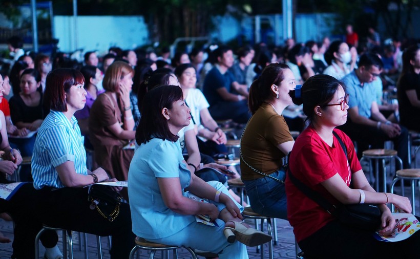 Phụ huynh lắng nghe và chia sẻ với chuyên gia đào tạo tại chuyên đề.