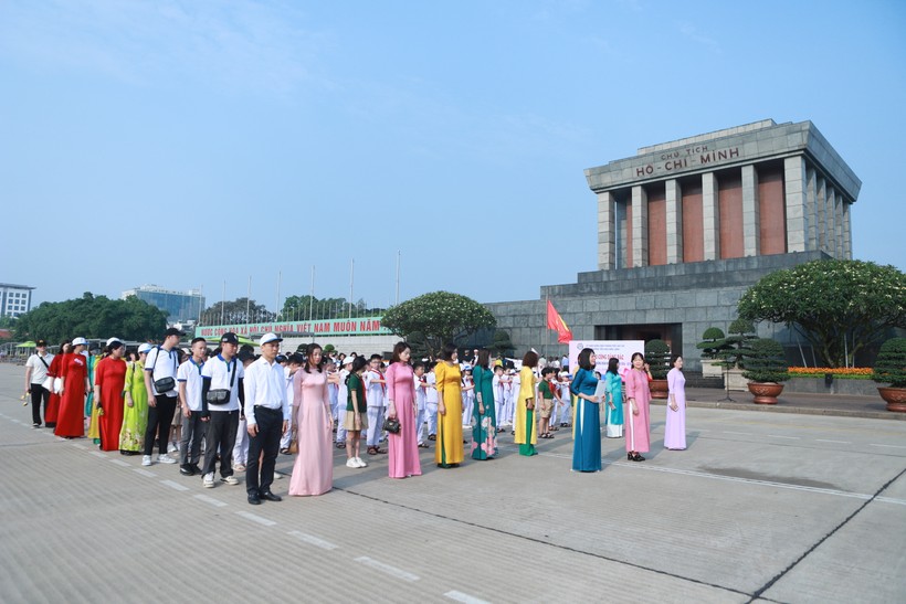 Mỗi điểm đến của hành trình đều mang giá trị giáo dục truyền thống yêu nước, lòng tự hào dân tộc cho các em học sinh.