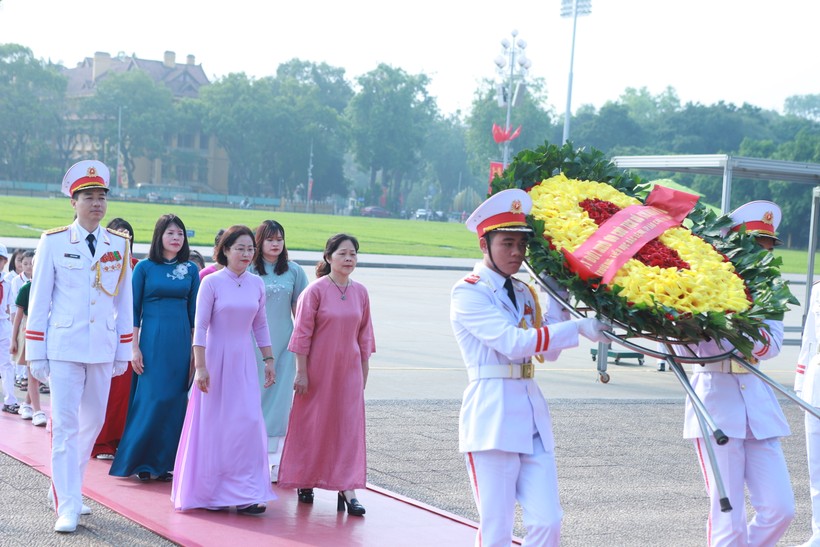 Vòng hoa của đoàn mang dòng chữ: "Trường Tiểu học Bắc Lệnh - TP Lào Cai, tỉnh Lào Cai đời đời nhớ ơn Chủ tịch Hồ Chí Minh vĩ đại".