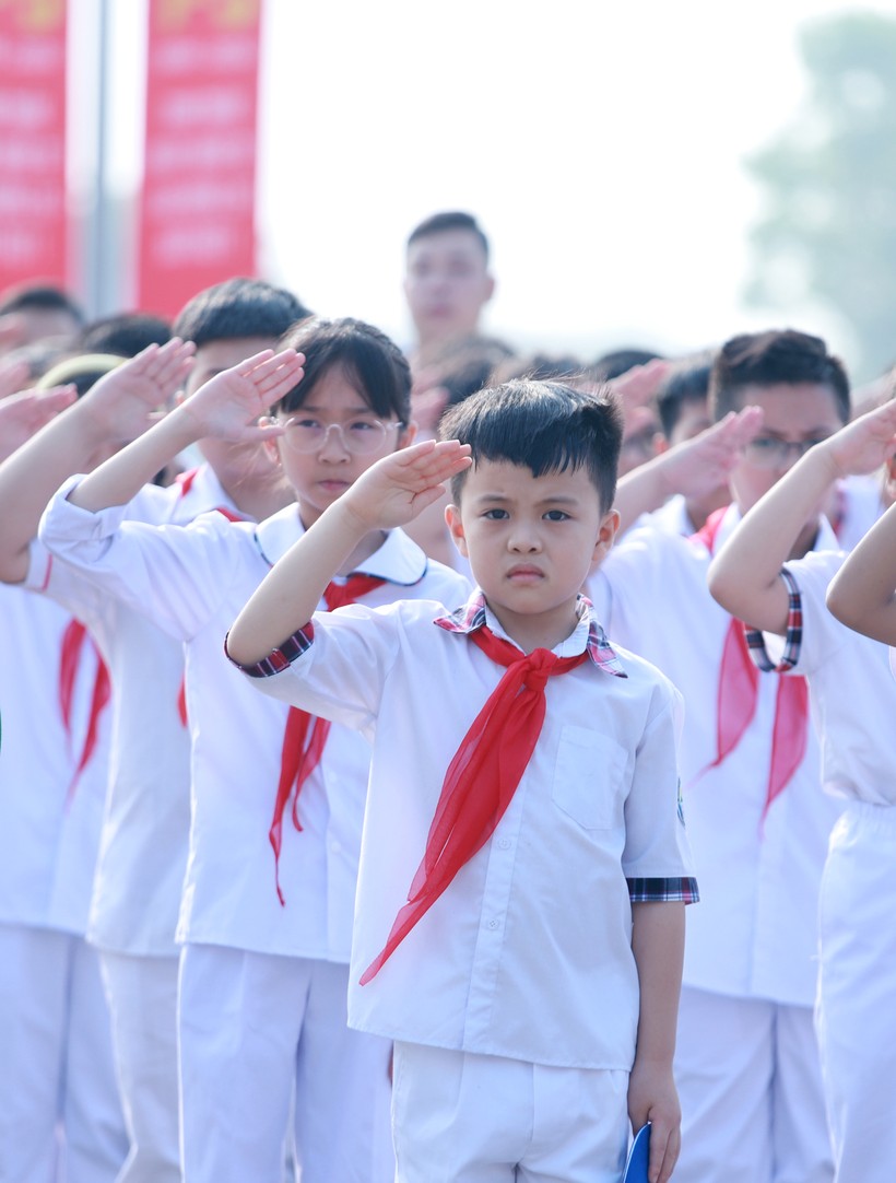 Các em học sinh trong tư thế trang nghiêm để dự lễ chào cờ.