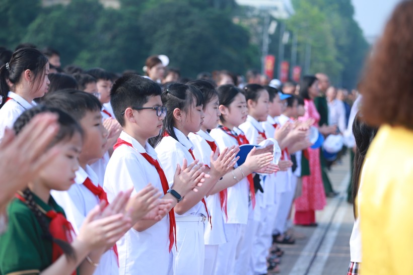 Hội tụ về đây là những đội viên tiêu biểu có thành tích học tập xuất sắc của hai nhà trường.