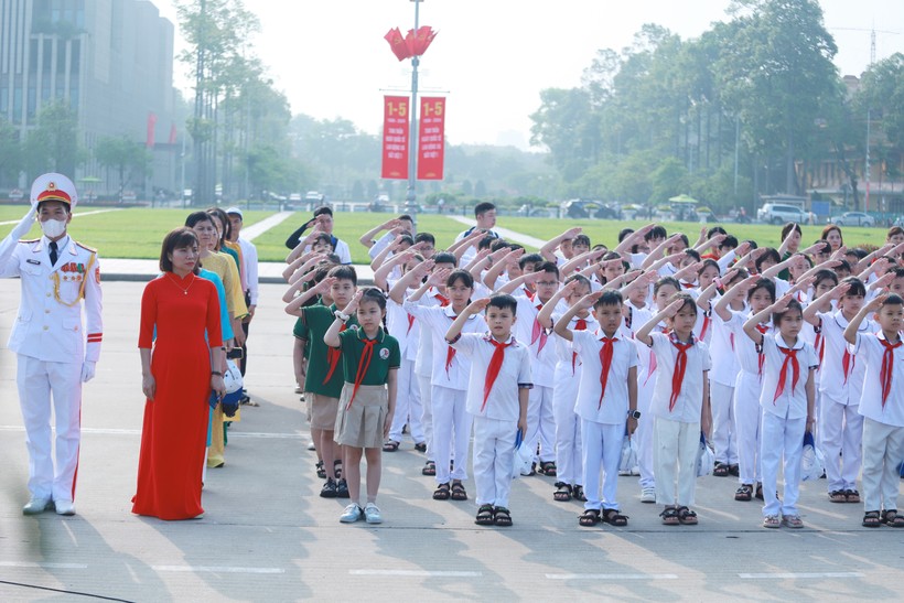 Cô trò cùng thể hiện tấm lòng thành kính và biết ơn vô hạn trước anh linh của Chủ tịch Hồ Chí Minh và các anh hùng liệt sĩ đã hi sinh cho nền độc lập, tự do của dân tộc.