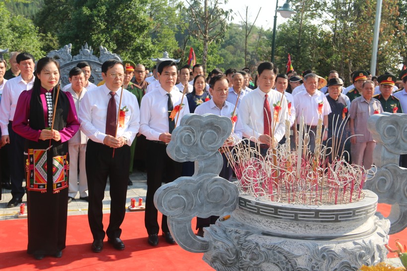 Các lãnh đạo tỉnh, nguyên lãnh đạo tỉnh Sơn La dâng hương thành kính các anh hùng liệt sỹ.