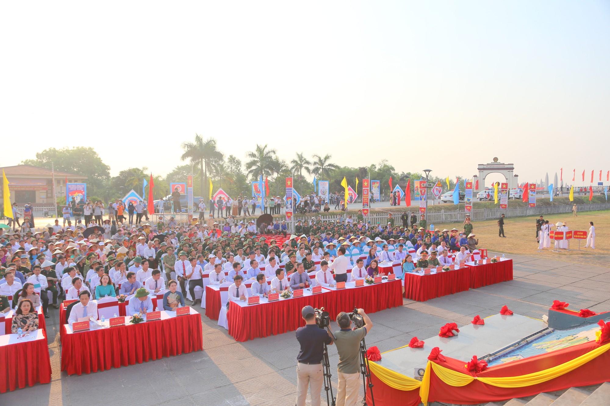 Tham dự có lãnh đạo tỉnh Quảng Trị, các lão thành cách mạng, Mẹ Việt Nam anh hùng, Anh hùng Lực lượng Vũ trang Nhân dân, Anh hùng Lao động; các gia đình liệt sĩ, gia đình có công với nước; các thương binh, bệnh binh, cựu chiến binh, cựu thanh niên xung phong, các cán bộ, chiến sĩ lực lượng vũ trang và đông đảo Nhân dân...