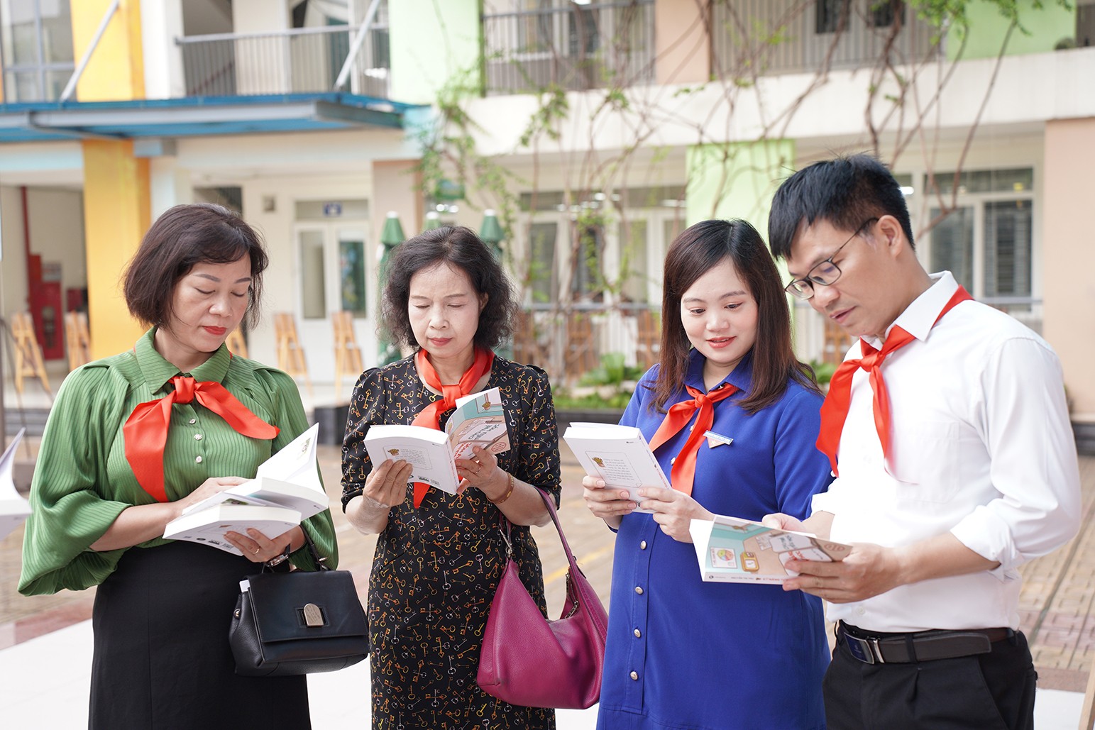 Cùng ngày, các đại biểu dự lễ khánh thành thư viện mở tại trường