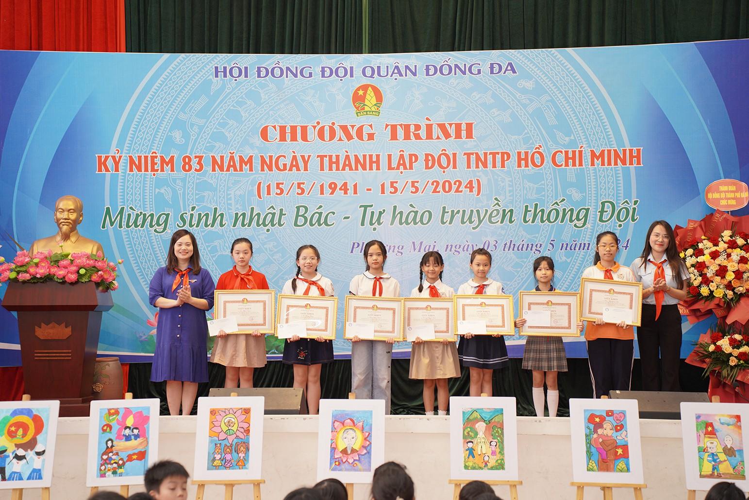 Quận đoàn Đống Đa tặng giấy khen cho học sinh được vinh danh