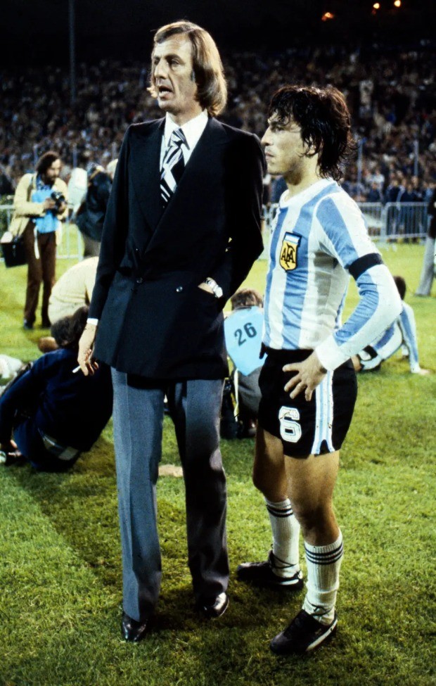 HLV Menotti trao đổi với đội trưởng Argentina Daniel Passarella năm 1980.