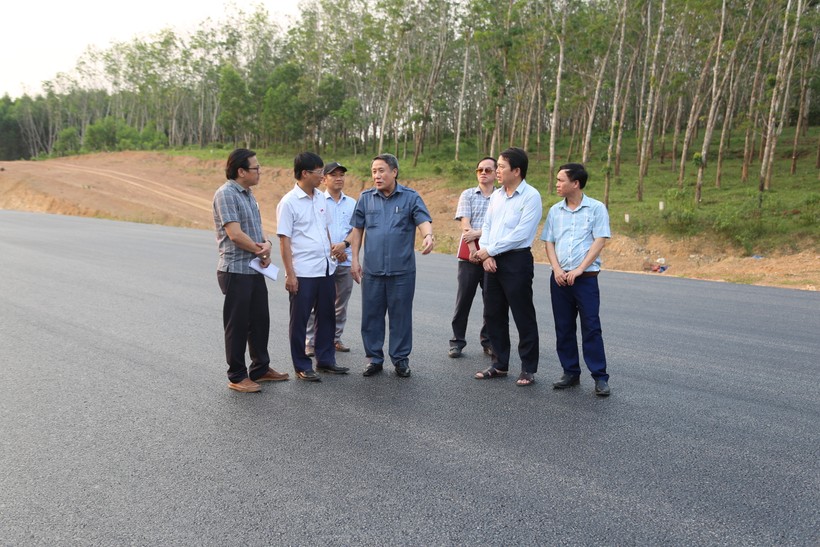 Ông Hà Sỹ Đồng - Phó Chủ tịch Thường trực UBND tỉnh kiểm tra thực địa tuyến cao tốc, chỉ đạo địa phương đẩy nhanh tiến độ GPMB tại huyện Vĩnh Linh.