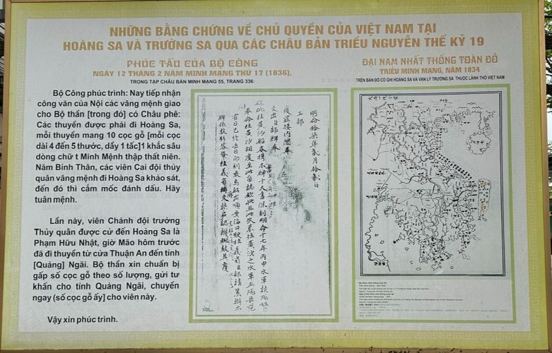 Bảng thông tin khẳng định chủ quyền của Việt Nam tại quần đảo Hoàng Sa và Trường Sa được treo cạnh hai mô hình cột mốc. Ảnh: Minh Cương