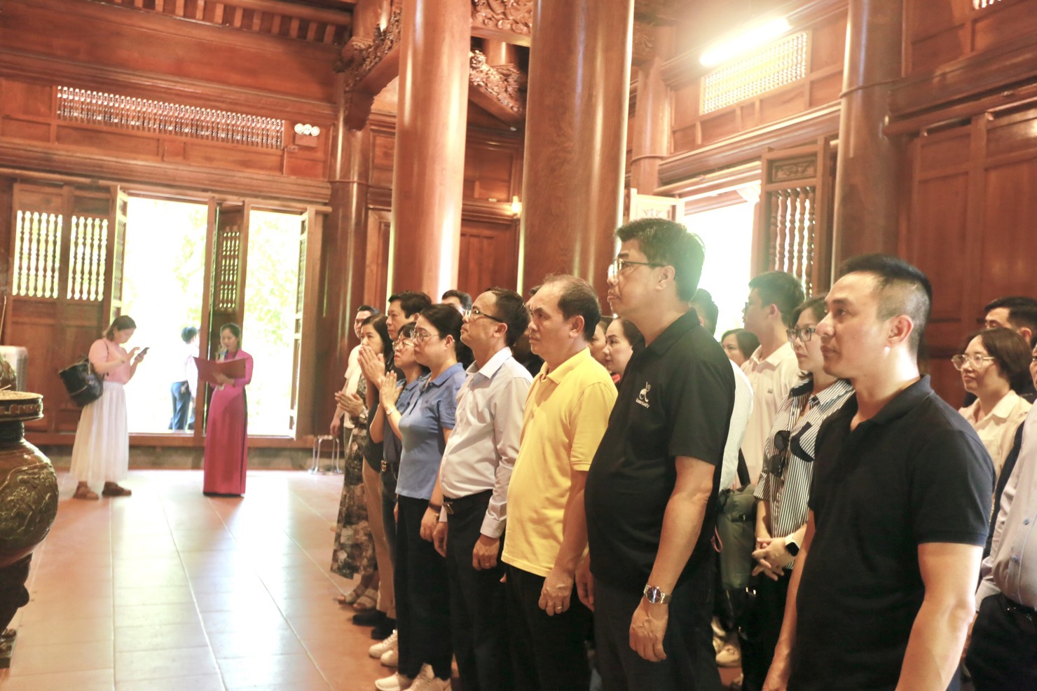 Trước anh linh Chủ tịch Hồ Chí Minh tại Khu di tích Kim Liên, Đoàn công tác Bộ Tài chính bày tỏ lòng thành kính, biết ơn Chủ tịch Hồ Chí Minh.