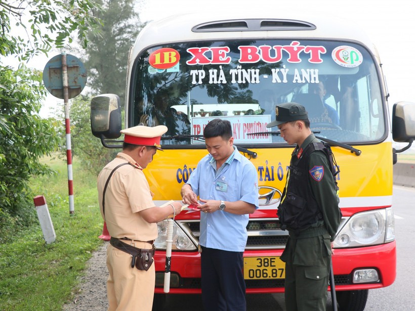 Lực lượng Công an Hà Tĩnh kiểm tra hoạt động vận tải hành khách trên địa bàn. (Ảnh: CAHT)