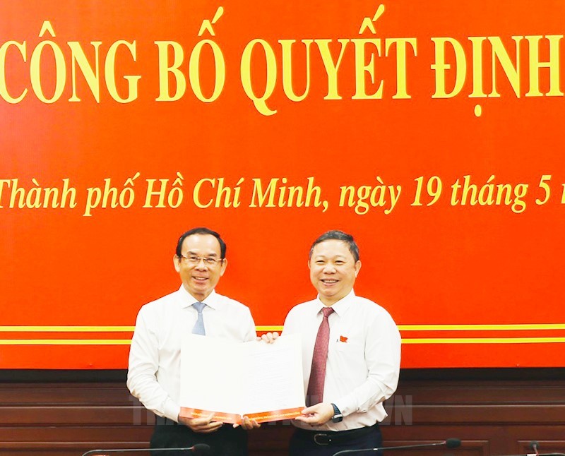 Bí thư Thành ủy TPHCM Nguyễn Văn Nên (trái) trao quyết định phân công cho ông Dương Anh Đức. (Ảnh: Trang tin Thành ủy TPHCM)