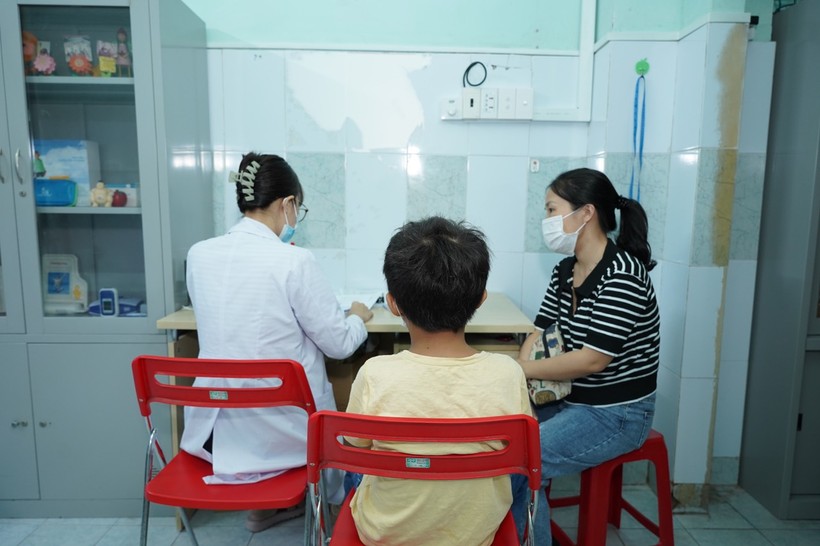 Phụ huynh đưa trẻ đến tầm soát chậm tăng trưởng chiều cao tại Bệnh viện Nguyễn Tri Phương. (Ảnh: BVCC)