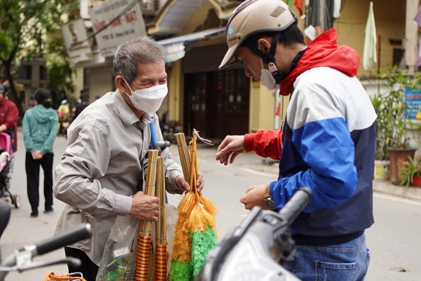 Hàng ngày ông Thụ đi bán chổi ở khu vực chợ Yên Phụ.