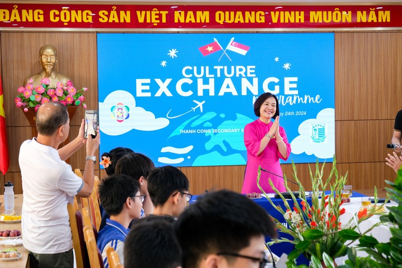 Cô Nguyễn Ngọc Anh - Hiệu trưởng Trường THCS Thành Công giới thiệu nhà trường với đoàn.