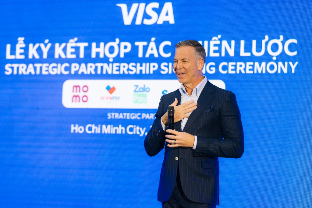 Ảnh 1.3_Ông Stephen Karpin Regional President, Visa AP phát biểu khai mạc