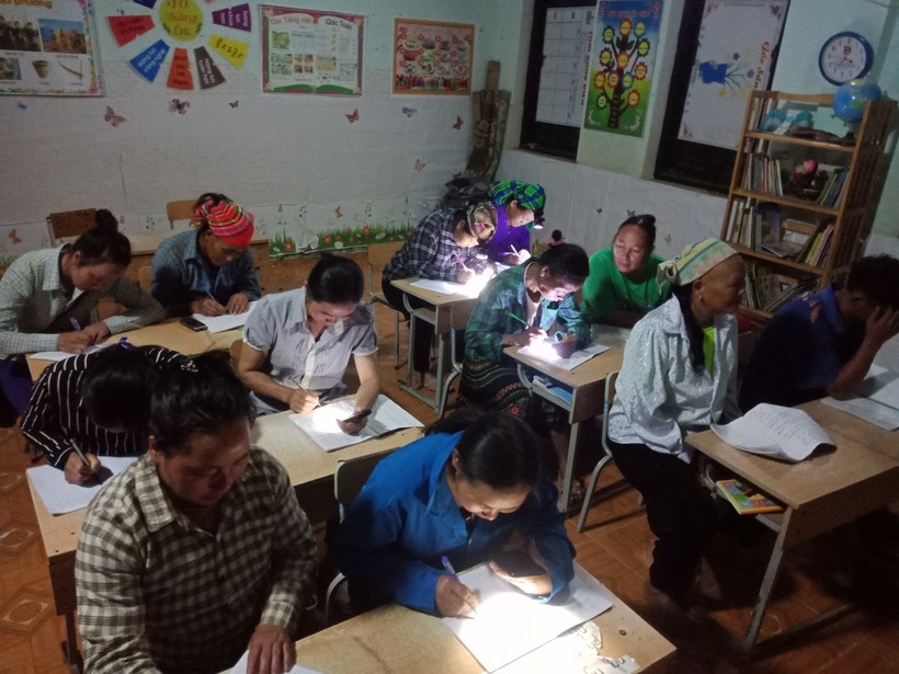 Các lớp học xóa mù chữ vẫn sáng đèn từ sớm tới khuya.