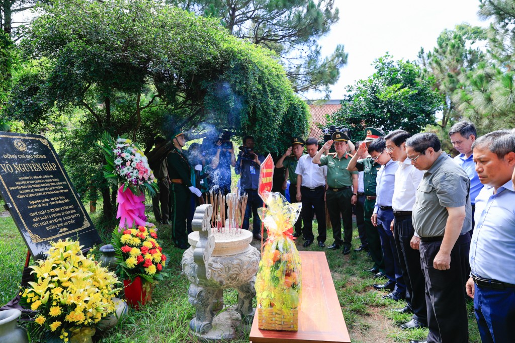 Thủ tướng Chính phủ và đoàn công tác thành kính tưởng nhớ, bày tỏ lòng biết ơn vô hạn đối với Đại tướng Võ Nguyên Giáp - Ảnh: VGP/Nhật Bắc