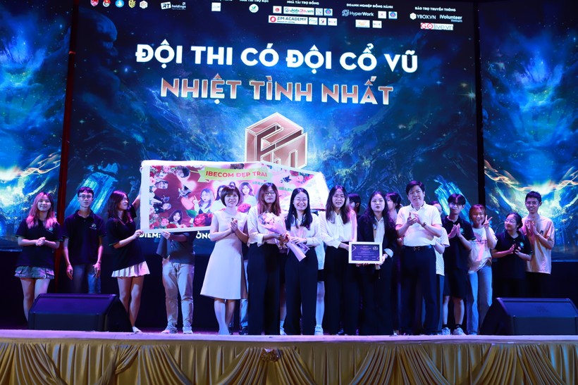 Đội thi có đội cổ vũ nhiệt tình nhất được nhận phần thưởng trị giá 1 triệu đồng.