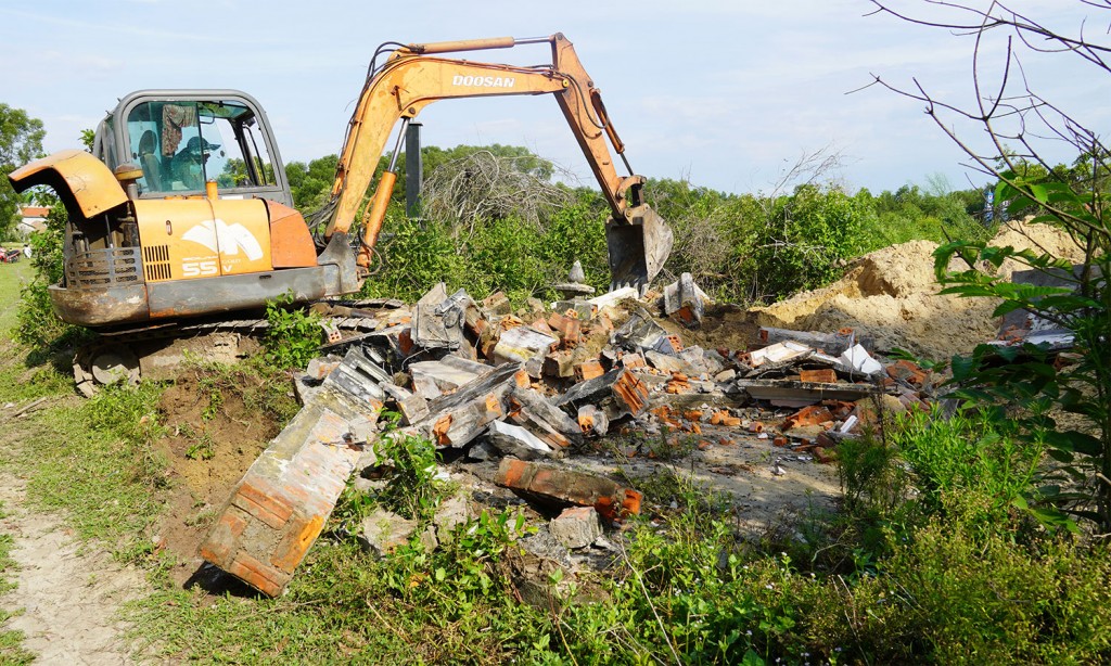 Các đơn vị đang tiến hành tháo dỡ công trình để giải phóng mặt bằng, chuẩn bị khởi công dự án