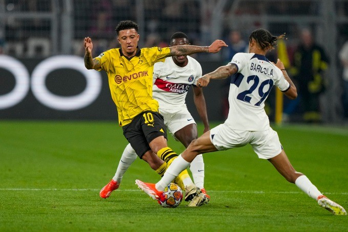 Sancho thi đấu cực hay trong màu áo Dortmund.