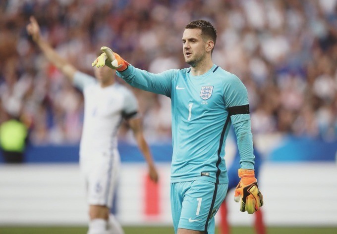 Thủ thành Tom Heaton trong màu áo tuyển Anh.