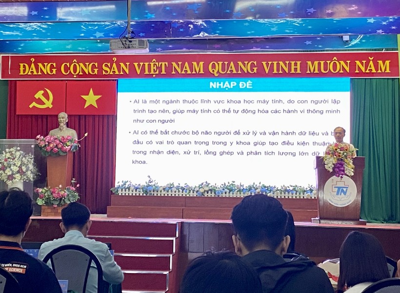 PGS.TS.BS Võ Thành Toàn báo cáo nội dung về 'Tổng quan về ứng dụng trí tuệ nhân tạo trong các bệnh tim mạch'. Ảnh: Cẩm Anh