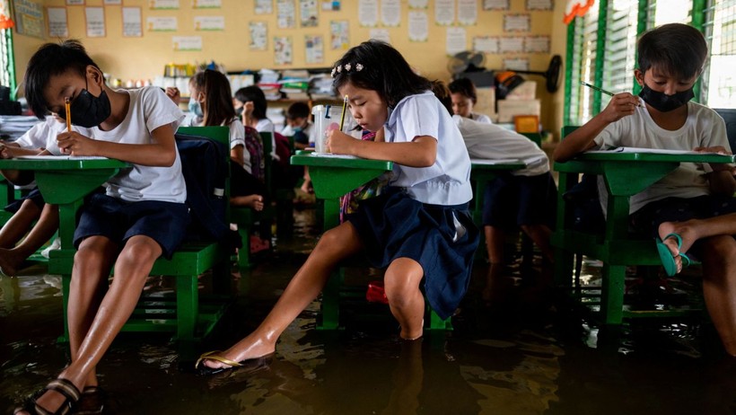 Một lớp học tại Philippines bị ngập do mưa bão.