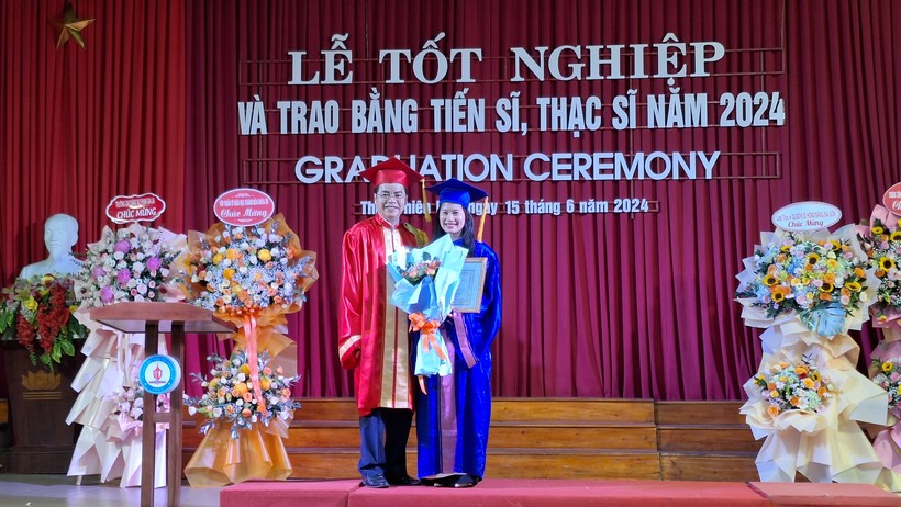 Niềm vui các tân Thạc sĩ trong buổi lễ trọng đại. (Ảnh: Đại Dương)