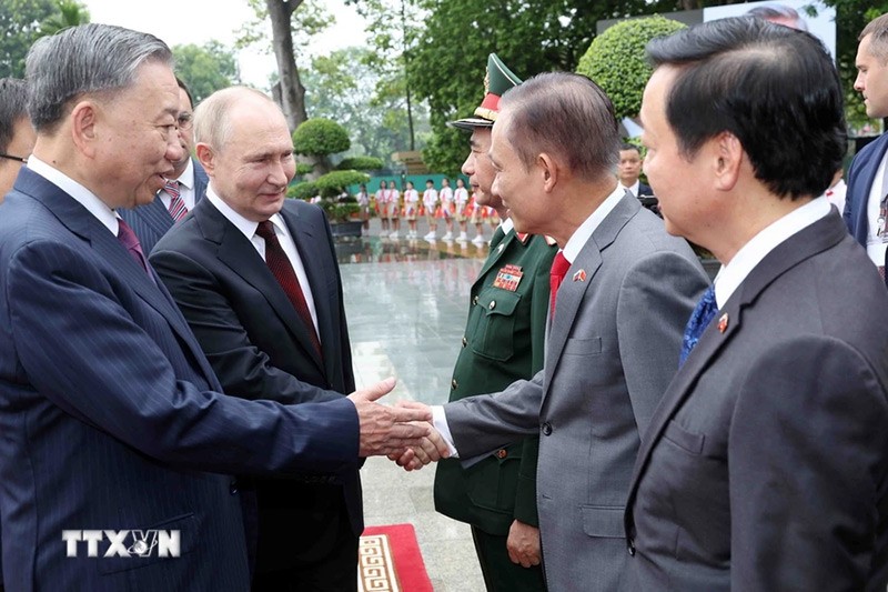 Chủ tịch nước Tô Lâm và Tổng thống Liên bang Nga Vladimir Putin với các thành viên Đoàn đại biểu Việt Nam. (Ảnh: Nhan Sáng/TTXVN)