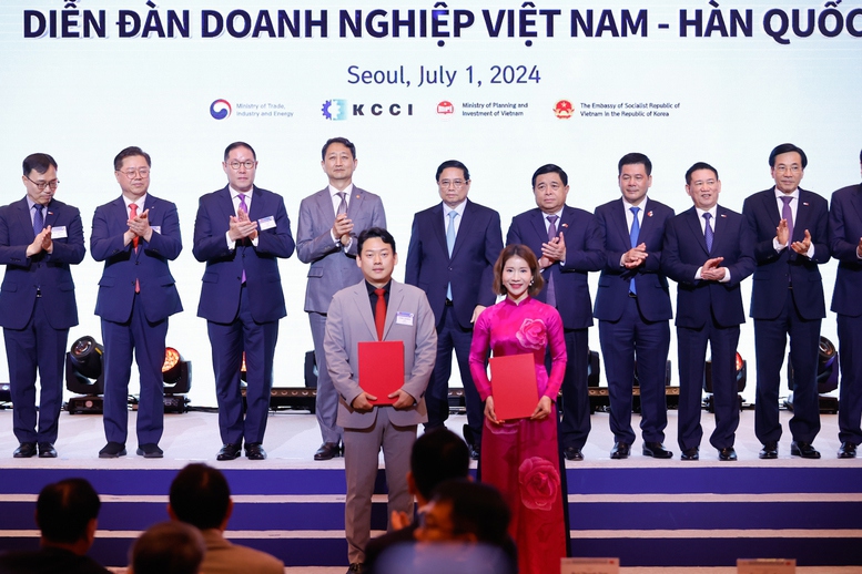 Thủ tướng và các đại biểu chứng kiến trao Biên bản ghi nhớ giữa Vinapharm và Celltrion về thành lập một công ty sản xuất các sản phẩm dược sinh học, dược phẩm tại Việt Nam - Ảnh: VGP/Nhật Bắc