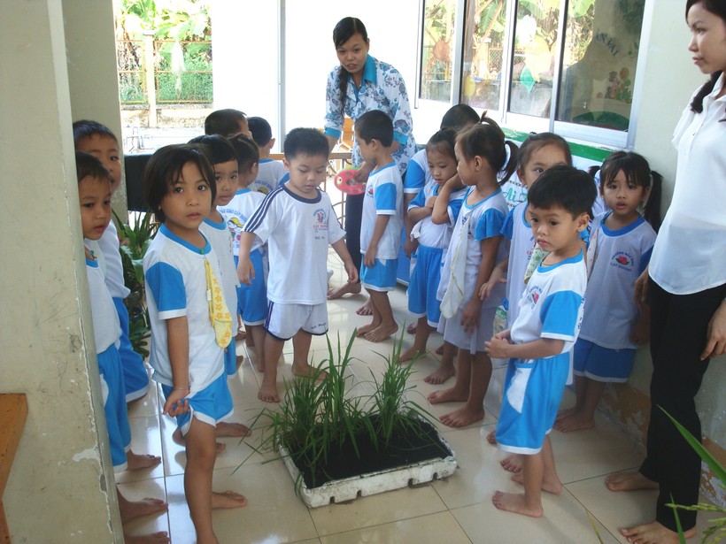 Cô, trò Trường Mẫu giáo Cây Dương (huyện Phụng Hiệp, Hậu Giang) trong giờ học trải nghiệm. Ảnh: Q. Ngữ