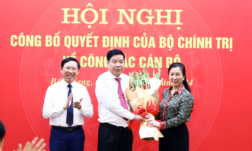 Lãnh đạo tỉnh Bắc Giang tặng hoa chúc mừng tân Bí thư Tỉnh ủy Nguyễn Văn Gấu. (Ảnh: BBG)