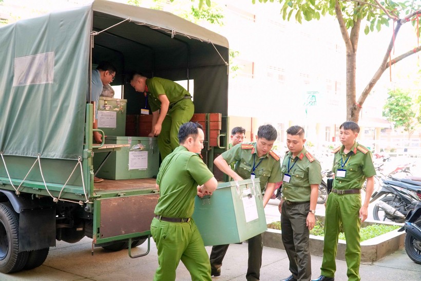 Công tác áp tải đề thi vào điểm thi được bảo vệ nghiêm ngặt.