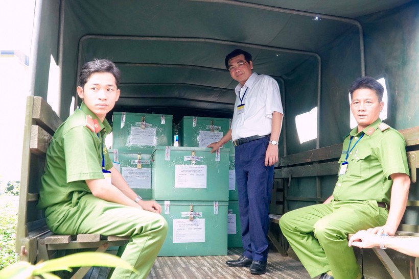 Ông Trần Thanh Bình, Giám đốc Sở GD&ĐT, Phó trưởng BCĐ thi TP Cần Thơ kiểm tra công tác vận chuyển các thùng chứa đề thi lên xe đặc chủng.