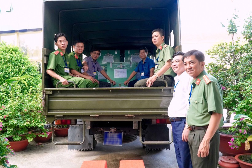 Ông Trần Thanh Bình, Giám đốc Sở GD&ĐT, Phó BCĐ thi thành phố kiểm tra công tác vận chuyển đề thi.